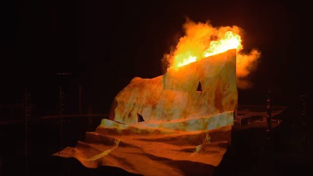 올해 브레겐츠 페스티벌에서 처음 공개된 푸치니 ‘나비부인’ 마지막 장면. 여주인공 초초상(왼쪽 앞)이 숨을 거두자 불길이 종이 모양으로 표현된 무대를 휩쓸어 태워버리고 있다.