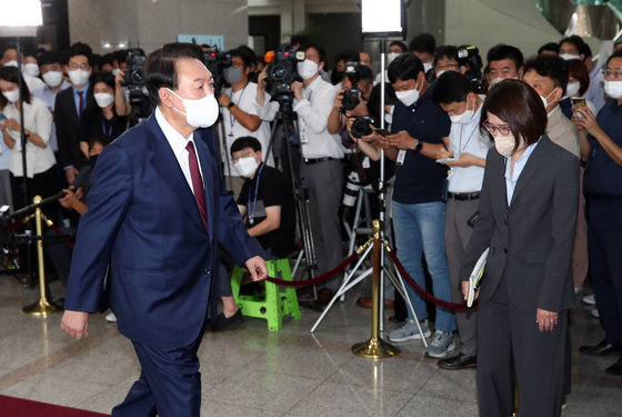 윤석열 대통령이 취임 100일을 하루 앞둔 16일 오전 용산 대통령실 청사에서 열린 출근길 문답(도어스테핑)을 마친 후 집무실로 향하고 있다. 오른쪽은 강인선 대변인. 뉴스1