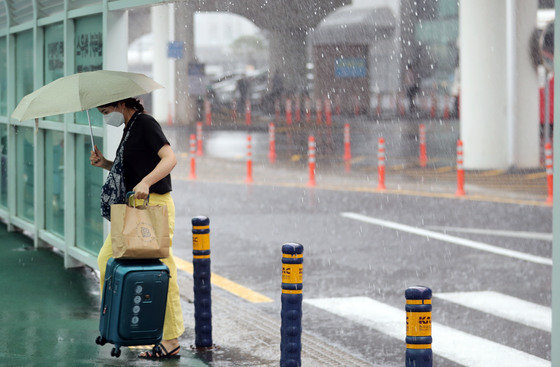 제주국제공항에서 관광객들이 비를 피해 발걸음을 옮기고 있다. 뉴스1