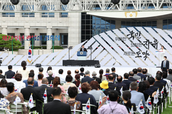 윤석열 대통령이 지난 15일 용산 대통령실 잔디마당에서 열린 제77주년 광복절 경축식에 참석, 경축사를 하고 있다. 대통령실 제공