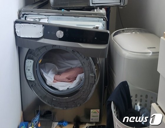 지난달 13일 한 가정집에서 구입한지 2년 된 삼성전자 세탁기가 폭발한 모습.(네이버 카페 갈무리) ⓒ 뉴스1