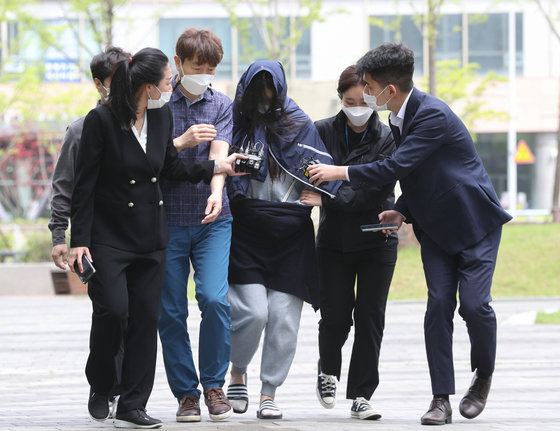 만취 상태로 벤츠 차량을 운전하다 공사장으로 돌진해 인부를 숨지게 한 권모씨가 서울 송파구 서울동부지법에서 열린 구속 전 피의자심문(영장실질심사)에 출석하고 있다. 2021.5.25/뉴스1 ⓒ News1