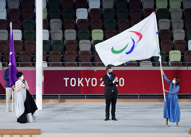 5일 일본 도쿄 올림픽스타디움에서 열린 도쿄패럴림픽 폐회식에서 패럴림픽 기가 도쿄에서 차기 개최지인 프랑스 파리로 전달되고 있다. 2021.9.5/뉴스1