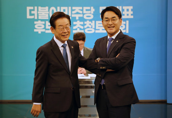 더불어민주당 당 대표에 출마한 이재명 후보(왼쪽)와 박용진 후보가 17일 광주 KBS스튜디오에서 열린 토론회에 앞서 기념촬영을 하고 있다. 2022.8.17/뉴스1 ⓒ News1