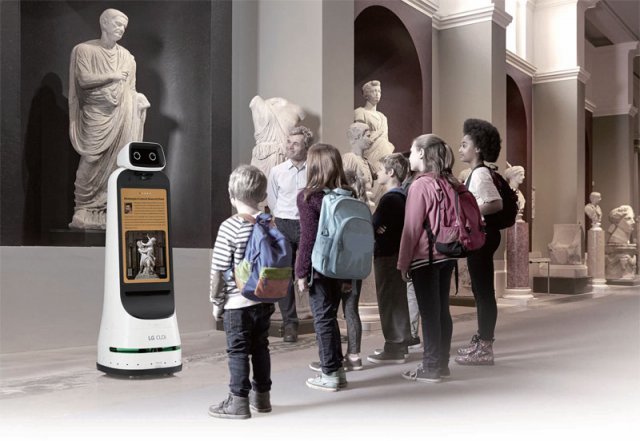 LG클로이 가이드봇(LG CLOi GuideBot)이 미술관에 전시된 예술작품을 해설하는 도슨트 역할을 수행하는 모습.