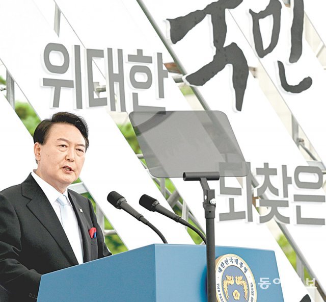 윤석열 대통령이 15일 서울 용산 대통령실 청사 잔디마당에서 열린 제77주년 광복절 경축식에서 새로운 대북 정책인 ‘담대한 구상’을 밝히고 있다. 동아일보DB