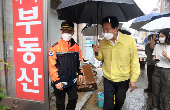 오세훈 서울시장이 지난 9일 간밤 폭우로 피해를 입은 서울 관악구 신림동 다세대 주택을 둘러보고 있다. 서울시 제공