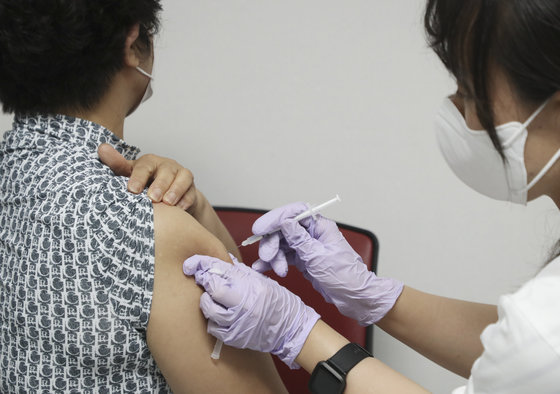 50대 연령층과 18세 이상 성인 기저질환자에 대한 코로나19 백신 4차 접종이 시작된 지난달 18일 오전 울산 남구보건소에서 한 시민이 백신을 접종하고 있다. 2022.7.18 뉴스1
