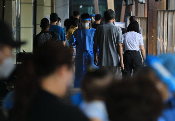 17일 오전 서울 송파구보건소에 마련된 신종 코로나바이러스 감염증(코로나19) 선별진료소에서 의료진이 검사를 위해 대기 중인 시민들을 안내하고 있다. 2022.8.17 뉴스1