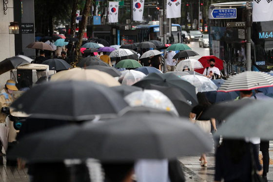 8월11일 오전 서울 강남구 삼성역 일대에서 시민들이 우산을 쓰고 출근길 발걸음을 옮기고 있다. 2022.8.11/뉴스1