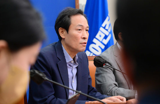 우상호 더불어민주당 비상대책위원장이 17일 서울 여의도 국회에서 열린 비상대책위원회의에서 모두 발언을 하고 있다. 사진공동취재단