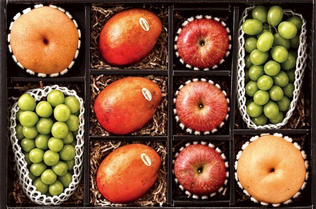 샤인머스캣, 브라질 애플망고, 사과, 배로 구성한 ‘피코크 샤인머스캣 혼합 세트’.