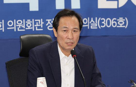 우상호 더불어민주당 비상대책위원장이 18일 오후 서울 여의도 국회 의원회관에서 열린 민주당 코로나19 재유행 대책 TF 2차 회의에서 발언하고 있다. 사진공동취재단