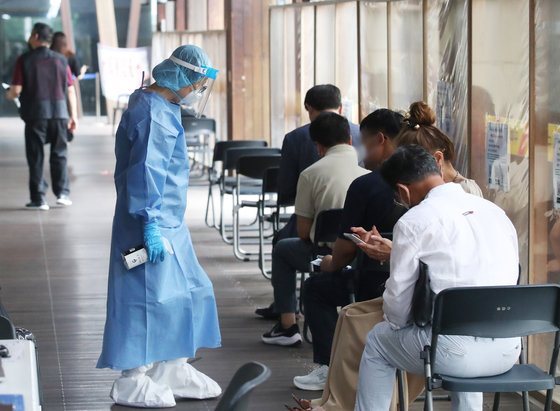 19일 오전 서울 송파구보건소에 마련된 신종 코로나바이러스 감염증(코로나19) 선별진료소에서 의료진이 시민들을 안내하고 있다. 2022.8.19/뉴스1