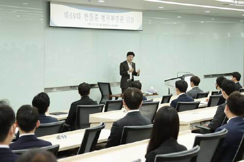 한동훈 법무부 장관이 19일 법무연수원 용인분원을 방문해 신임 검사들을 만났다. (법무부 제공) 뉴스1