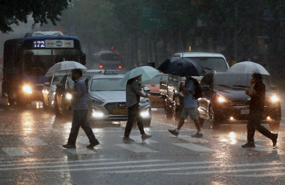 폭우가 내린 19일 서울 종로구 보신각 인근에서 우산을 쓴 시민들이 걸음을 재촉하고 있다. 2022.8.19/뉴스1