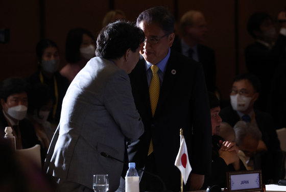 박진 외교부 장관(오른쪽)이 지난 5일 오전 캄보디아 프놈펜 소카호텔에서 열린 동아시아정상회의(EAS) 외교장관회의에 참석,  하야시 요시마사 일본 외무상과 악수하고 있다. 2022.8.5/뉴스1 ⓒ News1