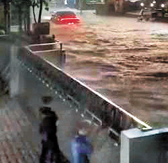 수도권에 기록적인 폭우가 쏟아진 8일 밤 서울 서초구 서초동 청남빌딩에서 한 시민이 차수판 바깥으로 빗물에 잠긴 도로를 바라보고 있다. 사진 출처 온라인 커뮤니티