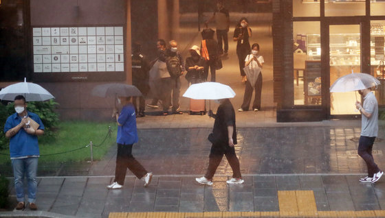 폭우가 내린 19일 서울 종로구 보신각 인근에서 우산을 쓴 시민들이 걸음을 재촉하고 있다. 2022.8.19/뉴스1 ⓒ News1