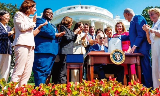 조 바이든 미국 대통령(앞줄 오른쪽에서 세 번째)이 8월 9일(현지 시간) ‘반도체 칩과 과학 법’에 서명한 후 기념 촬영을 하고 있다. [백악관]