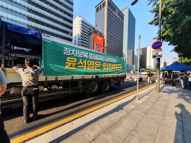 진보성향의 촛불승리전환행동이 20일 오후 서울 중구 청계광장에서 윤석열 정부를 규탄하는 집회를 열고 있다. 2022.8.20/뉴스1