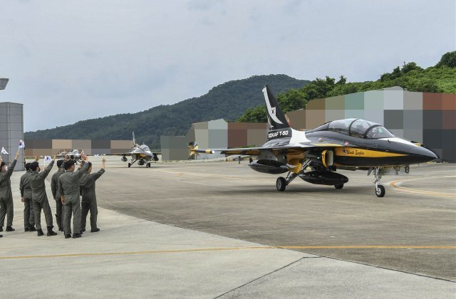 공군 특수비행팀 블랙이글스가 20일 군사외교 및 방산협력을 위한 해외에어쇼 임무를 성공적으로 마치고 무사귀환했다.