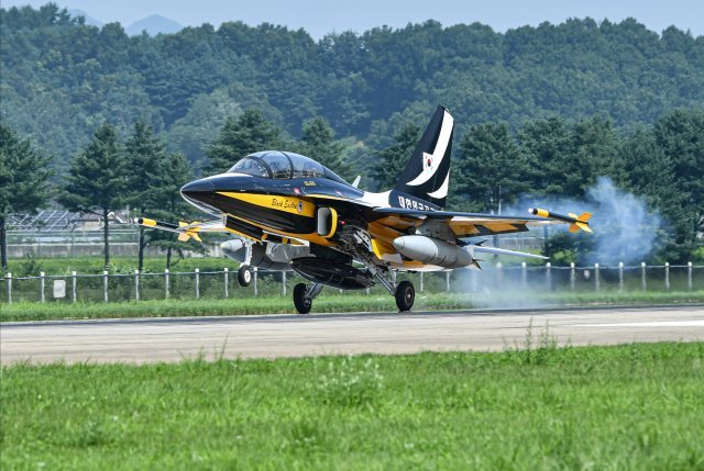 공군 특수비행팀 블랙이글스가 20일 군사외교 및 방산협력을 위한 해외에어쇼 임무를 성공적으로 마치고 무사귀환했다. T-50B 항공기가 착륙하고있다. 공군 제공