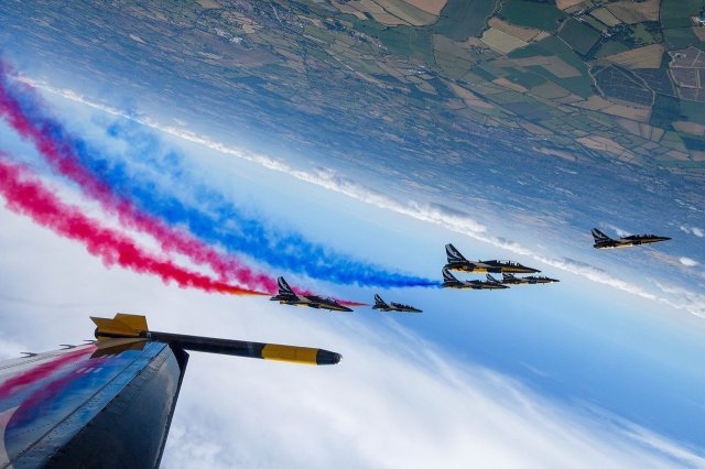 대한민국 공군 특수비행팀 블랙이글스가 지난 7월 영국 리아트(RIAT) 에어쇼에서 고난도 기동을 펼치고 있다. 공군 제공