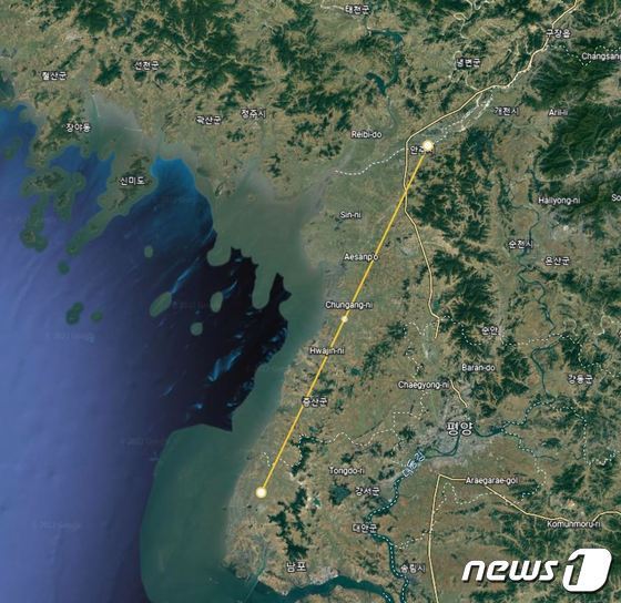 북한이 지난 17일 순항미사일 시험발사 장소라고 주장한 평안남도 안주시(오른쪽 위)는 한미 당국이 발사장소로 지목한 온천군 온천비행장(왼쪽 아래)로부터 북동쪽으로 약 90㎞ 떨어져 있다. (구글 어스 캡처)