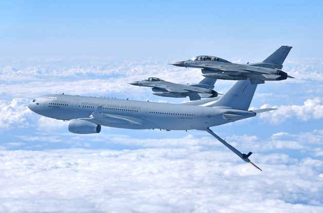 공군 KF-16 전투기 2대와 KC-330 다목적 공중급유수송기 1대가 ‘피치블랙’ 훈련 전개에 대비해 사전 공중급유 훈련을 실시하고 있다. 공군 제공