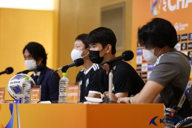 김진규(가운데). 한국프로축구연맹 제공