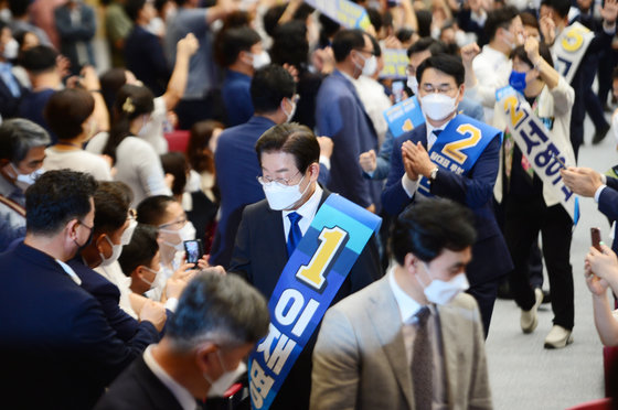 이재명·박용진 더불어민주당 당대표 후보와 최고위원 후보들이 21일 오후 광주 김대중컨벤션센터에서 열린 광주지역 합동연설회에 참석하고 있다.2022.8.21/뉴스1