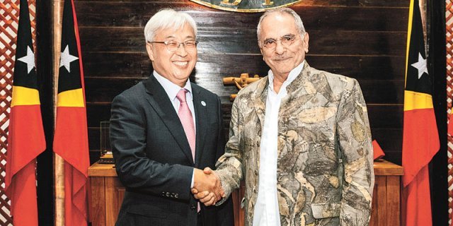 삼성전자 CR담당 이인용 사장(왼쪽)이 19일(현지 시간) 동티모르 수도 딜리에서 조제 하무스 오르타 대통령을 접견해 ‘2030 부산엑스포’ 지지를 요청하고 있다. 삼성전자 제공