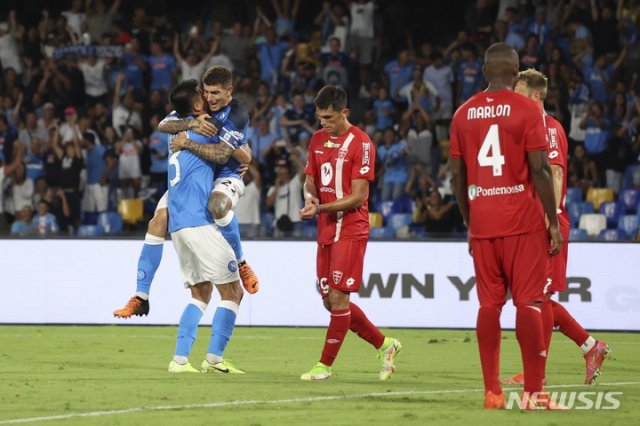 SSC 나폴리의 김민재(왼쪽)가 21일(현지시간) 이탈리아 나폴리의 스타디오 아르만도 마라도나에서 열린 2022-23 세리에A 
2라운드 몬차와의 경기 후반 추가시간 팀의 4번째 골을 넣고 동료와 기뻐하고 있다. 김민재는 세리에A 2경기 만에 데뷔골을 넣었고
 나폴리는 4-0으로 승리했다. 2022.08.22. [나폴리=AP/뉴시스]