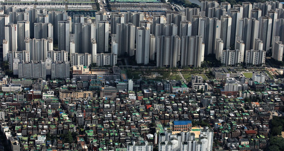 사진은 16일 서울 송파구 롯데월드타워 서울스카이에서 바라본 아파트와 빌라 밀집지역. 2022.8.16/뉴스1