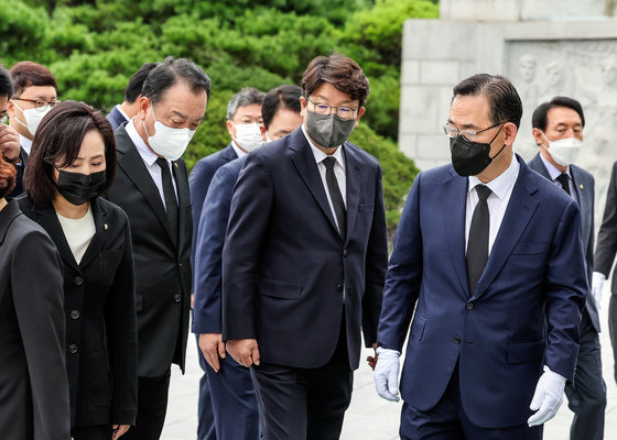 주호영 국민의힘 비상대책위원장과 권성동 원내대표를 비롯한 비대위원들이 22일 오전 서울 동작구 국립서울현충원을 찾아 참배 후 이동하고 있다. 2022.8.22 국회사진취재단