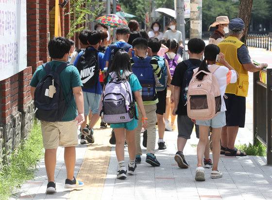 초등학교 개학이 시작된 17일 오후 서울 시내의 한 초등학교에서 개학을 맞은 학생들이 수업을 마치고 하교하고 있다. 2022.8.17/뉴스1