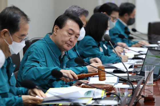 윤석열 대통령이 22일 오전 용산 대통령실 청사에서 을지 국무회의를 첫 주재하며 개회를 알리는 의사봉을 두드리고 있다. 대통령실 제공