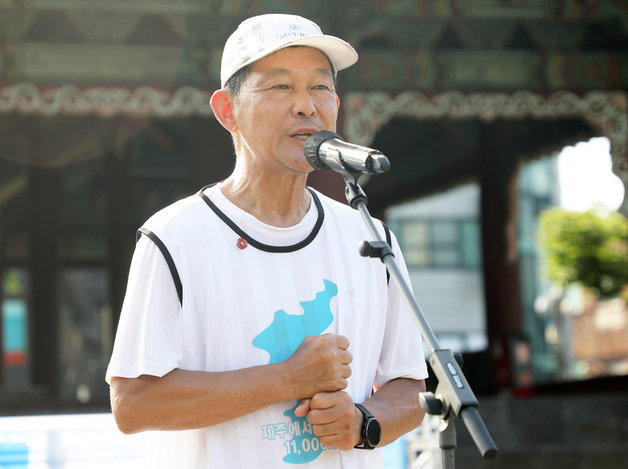 평화 마라토너 강명구씨(65)가 22일 오후 제주시 삼도2동 관덕정 앞에서 ‘한라에서 백두까지·제주에서 로마까지 11000km 강명구의 400일 평화 달리기’ 제주 출정식에서 발언하고 있다.2022.8.22/뉴스1