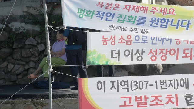 김정숙 여사가 문재인 전 대통령 사저 인근 경호 구역을 확장한 첫날인 22일 오전 경남 양산 평산마을 사저 밖으로 나와 주변 상황을 지켜보고 있다. 뉴스1