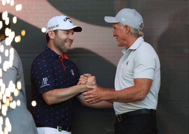 그레그 노먼 LIV 골프인베스트먼트 대표(오른쪽)가 3일 2차 대회에서 우승한 브랜든 그레이스를 축하하고 있다. 노스플레인스=AP 뉴시스