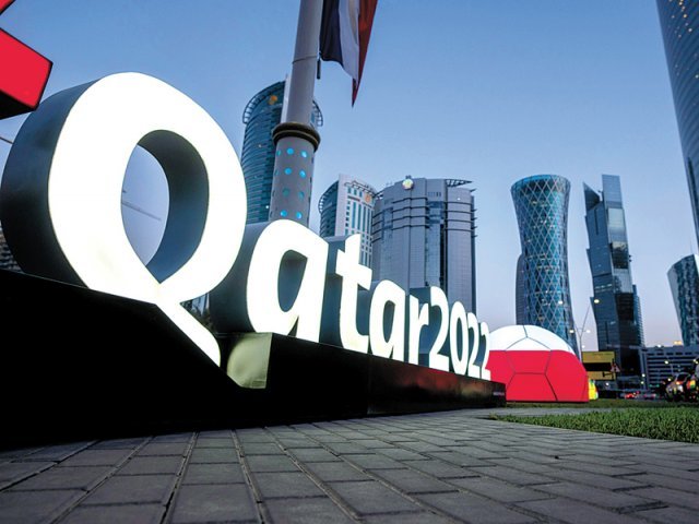카타르 도하에 설치된 2022 카타르 월드컵 조형물. 이번 월드컵은 처음으로 공공장소에서의 음주가 금지된 이슬람 국가에서 열린다. 도하=AP 뉴시스