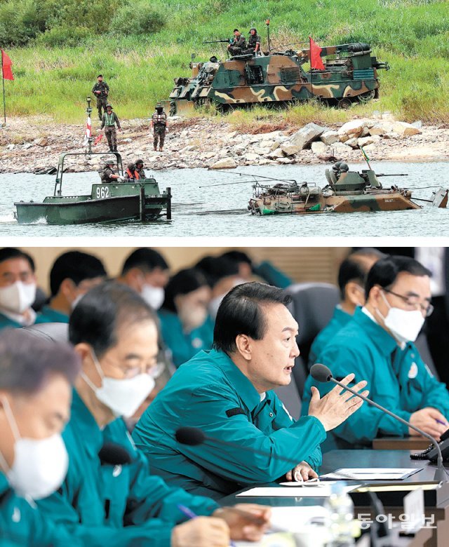 한미연합 ‘임진강 도하훈련’… 尹, ‘녹색 민방위복’ 입고 을지 NSC 주재 북한 도발에 대비하는 한미
 연합훈련인 ‘을지 자유의 방패(UFS·을지프리덤실드)’가 시작된 22일 경기 파주의 훈련장에서 수륙양용 전투차량이 임진강을 
건너는 훈련을 하고 있다(윗쪽 사진). 훈련 첫날인 이날 윤석열 대통령은 서울 용산 대통령실 국가위기관리센터에서 을지 
국가안전보장회의(NSC)를 주재했다. 윤 대통령이 입은 녹색 민방위복은 기존 노란색 민방위복을 대체하기 위해 새롭게 마련한 5가지
 색상의 시제품(다크그린, 네이비, 그린, 그레이, 베이지) 중 하나다. 파주=전영한 기자 
scoopjyh@donga.com·대통령실 제공