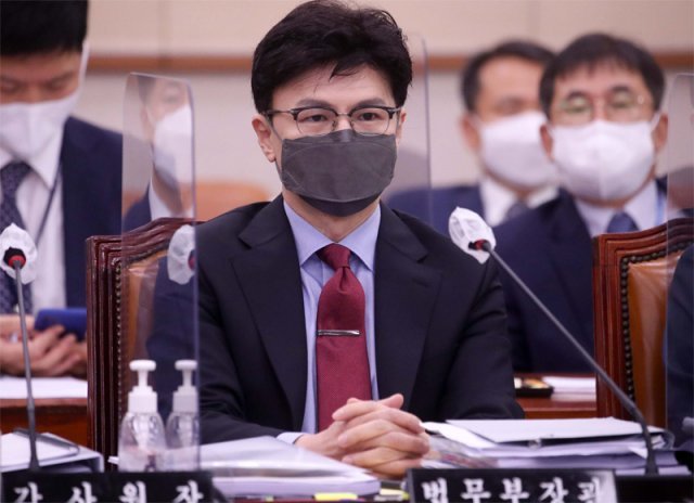 한동훈 법무부장관이 22일 서울 여의도 국회에서 열린 법제사법위원회 전체회의에 출석해 자리에 앉아있다. 사진공동취재단