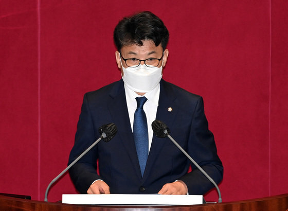 진성준 더불어민주당 원내수석부대표가 지난달 20일 오전 서울 여의도 국회에서 열린 제398회 국회(임시회) 제2차 본회의에서 제안설명을 하고 있다. 사진공동취재단