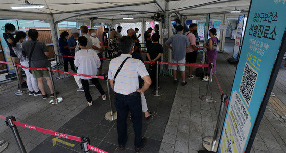 22일 오전 서울 용산구보건소 신종 코로나바이러스 감염증(코로나19) 선별진료소에서 시민들이 검사를 기다리고 있다.2022.8.22/뉴스1 ⓒ News1