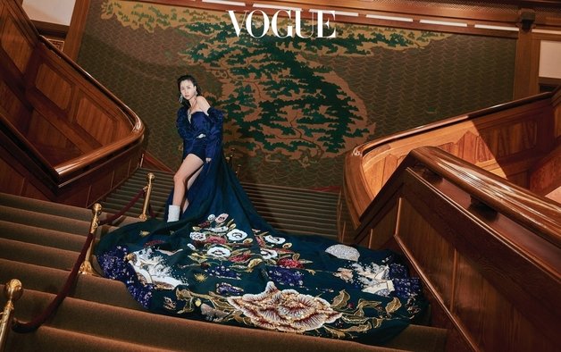 모델 김원경이 청와대 본관 ‘금수강산도’를 배경으로 포즈를 취하고 있다. (보그 코리아 갈무리)