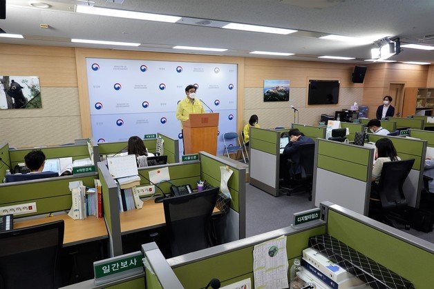 23일 오전 이경빈 환경부 생활환경과장이 환경부 브리핑룸에서 층간소음 관련 ‘공동주책 층간소음 기준 강화 계획’을 설명하고 있다. 2022.8.23/뉴스1