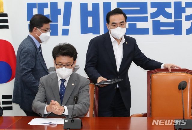 더불어민주당 박홍근 원내대표(오른쪽)가 23일 오전 서울 여의도 국회에서 열린 원내대책회의에 참석하고 있다. 사진공동취재단