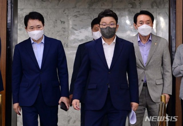 국민의힘 권성동 원내대표(가운데)가 23일 오전 서울 여의도 국회에서 열린 원내대책회의에 참석하고 있다. 사진공동취재단